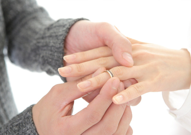 結婚指輪を左手の薬指にはめる理由