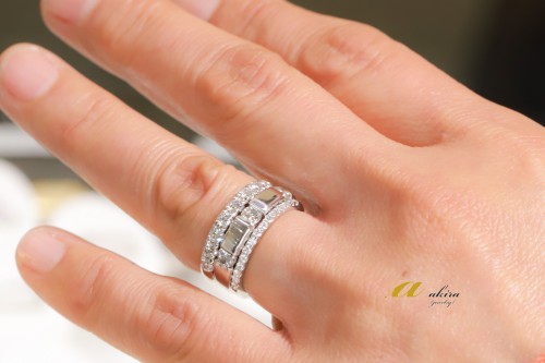 結婚指輪とエタニティリングの重ね着けのお客様写真