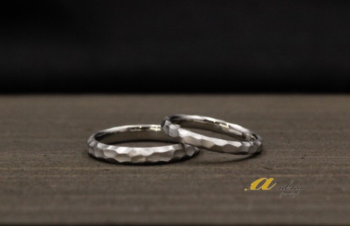 流行の槌目風の凹凸のある結婚指輪