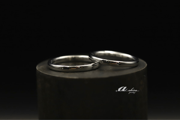 シンプルな鍛造甲丸結婚指輪のオーダーメイドのご注文