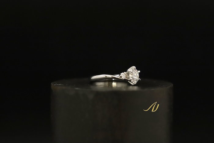0.7カラットアップのダイヤモンドを使用したオーダーメイド婚約指輪の側面。緩やかな曲線のリングとダイヤモンドの石座。
