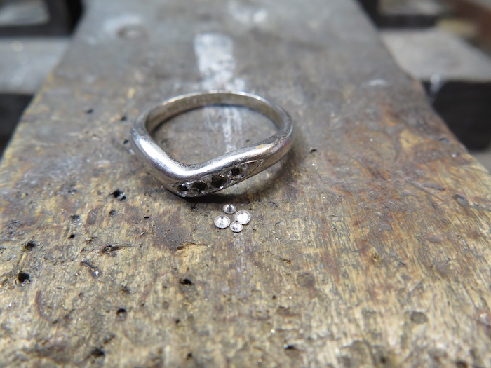 すり減ってしまった結婚指輪の修理を致しました